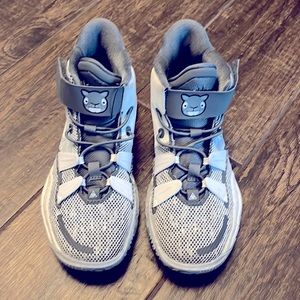 Kyrie Irving kids basketball shoes for boy or girl